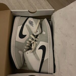 Woman’s Air Jordan 1 Mid